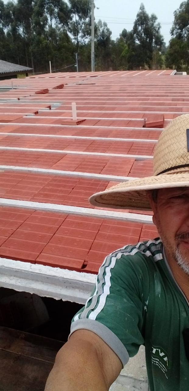 Laje com vigotas — passagem de tubulações na obra
