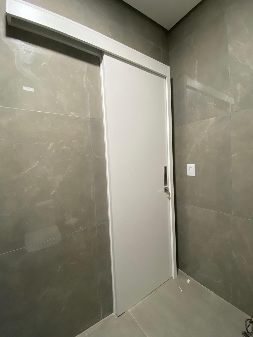 Acabamento interno — porta de correr, porcelanato e ponto de luz