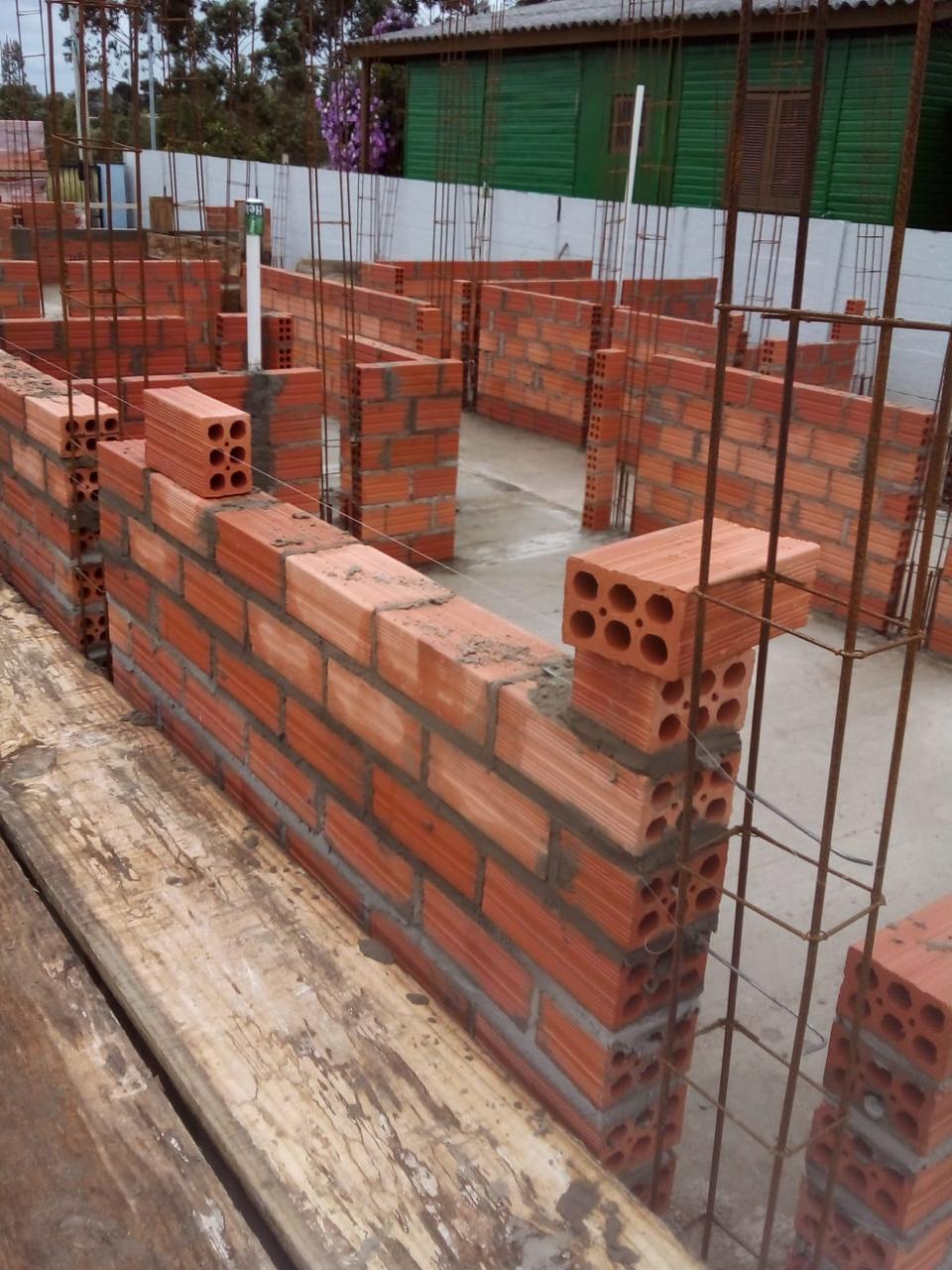 Etapa de alvenaria e estrutura em tijolos — reforma residencial