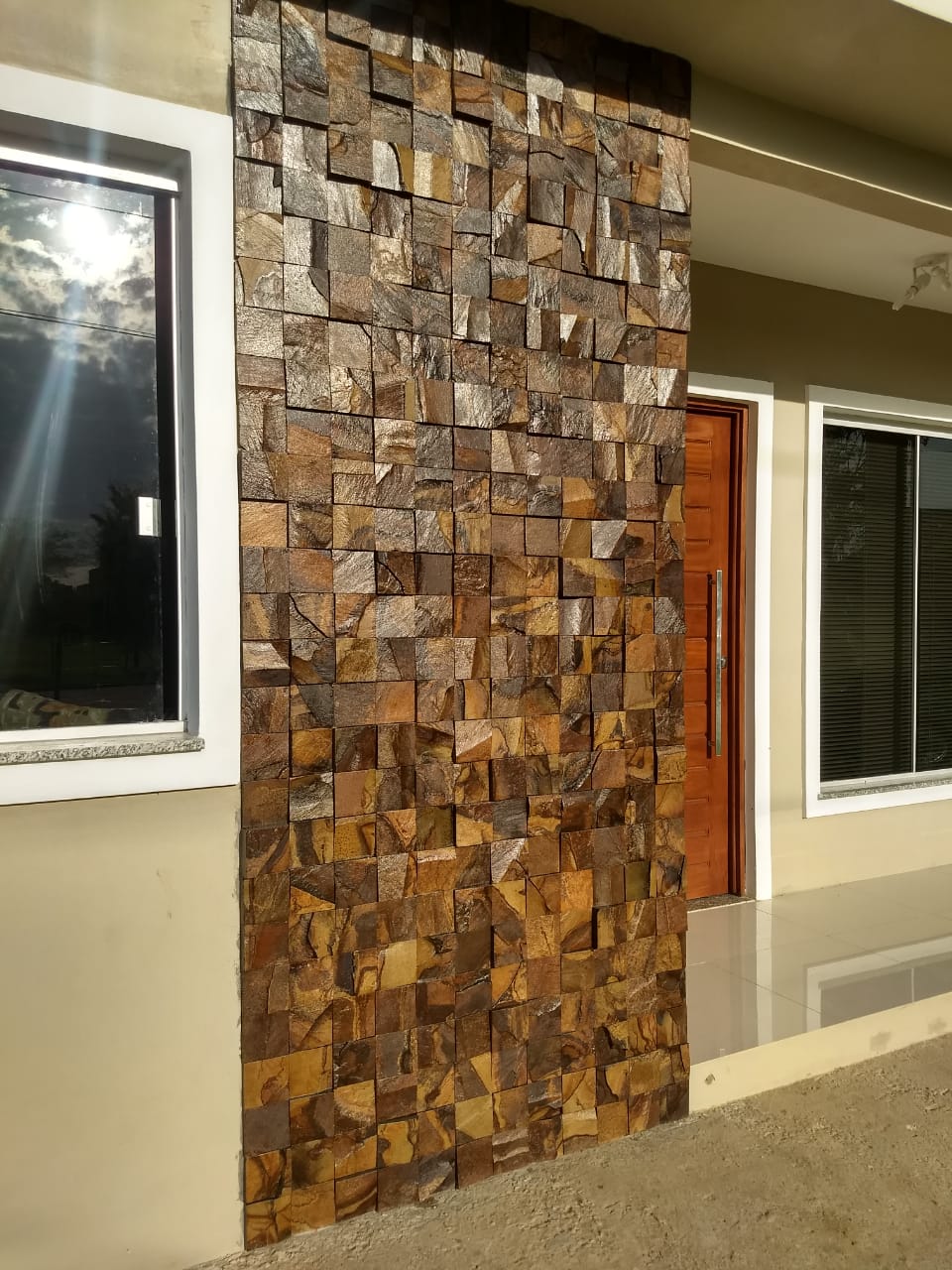Fachada residencial com pedra natural e esquadrias — acabamento fino