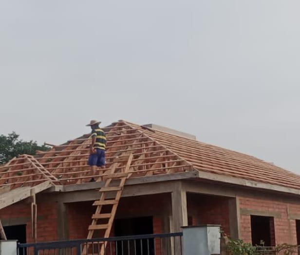 Montagem de telhado e estrutura em obra residencial — atendimento em Viamão, Porto Alegre e região metropolitana